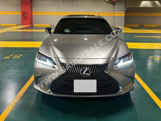 2021 لكزس إي إس 300إتش