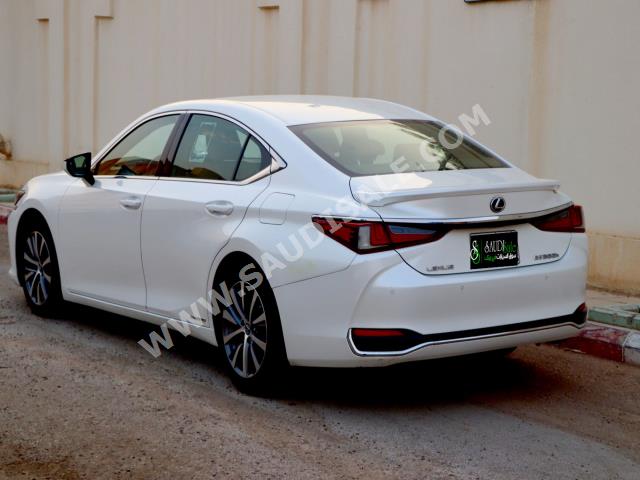 2019 لكزس إي إس 300إتش