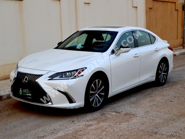 2019 لكزس إي إس 300إتش