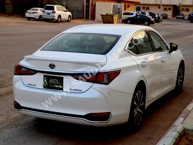 2019 لكزس إي إس 300إتش