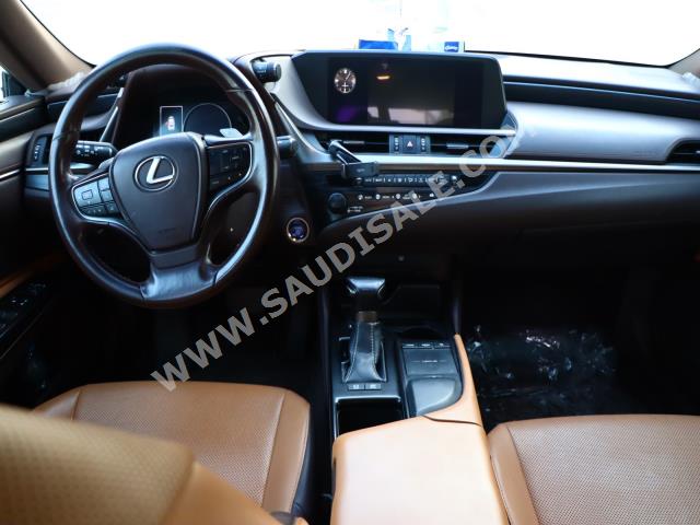 2019 لكزس إي إس 300إتش