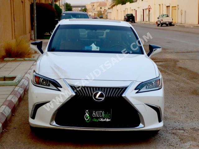 2019 لكزس إي إس 300إتش
