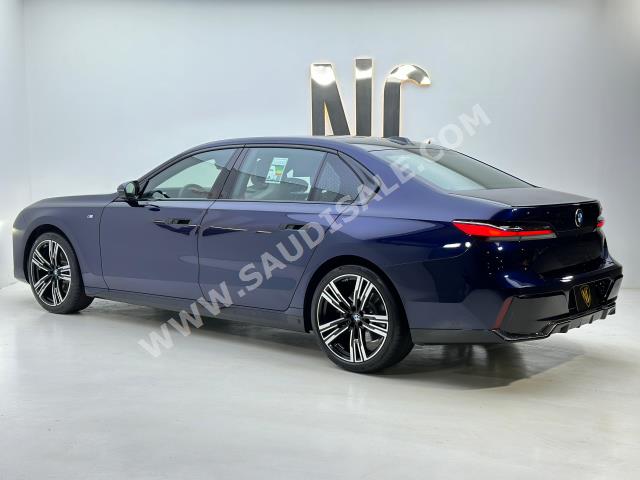 2024 بي ام دبليو الفئة السابعة 735 إل أي