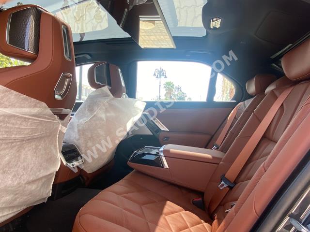 2024 بي ام دبليو الفئة السابعة 735أي