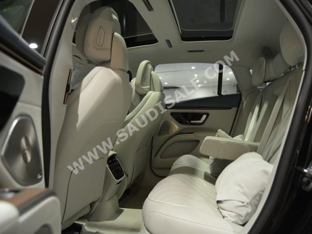 2022 مرسيدس - بنز إي كيو إس 580