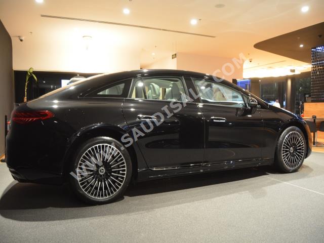 2022 مرسيدس - بنز إي كيو إس 580