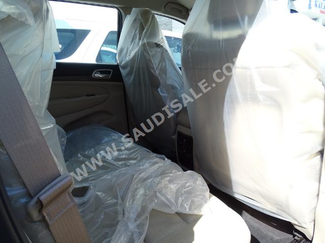 2014 جييب جراند شيروكي لاريدو