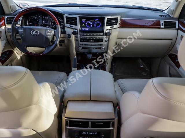 2014 لكزس إل إكس 570