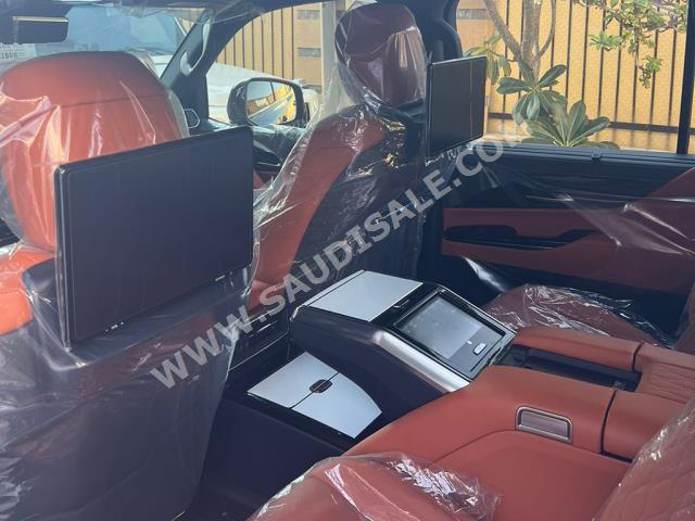 2022 لكزس إل إكس 600 بلاك اديشن