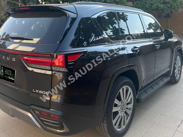 2022 لكزس إل إكس 600 بلاك اديشن