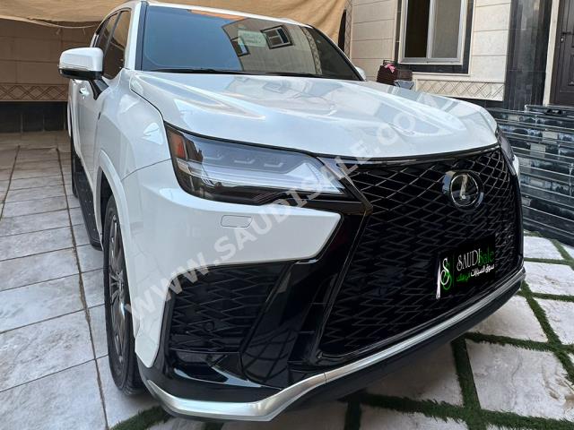 2022 لكزس إل إكس 600 إف
