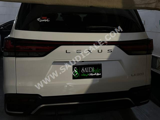 2022 لكزس إل إكس 600 إف