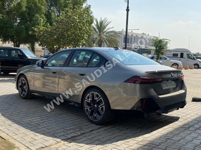 2024 بي ام دبليو الفئة الخامسة 520 أي