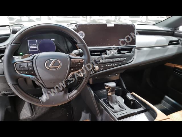 2023 لكزس إي إس 300إتش