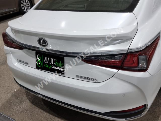 2023 لكزس إي إس 300إتش