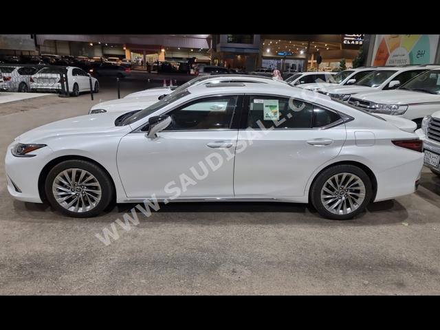 2023 لكزس إي إس 300إتش