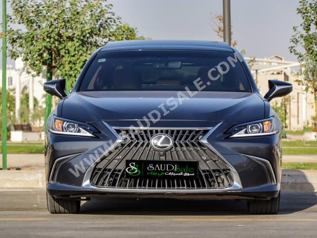 2022 لكزس إي إس 350