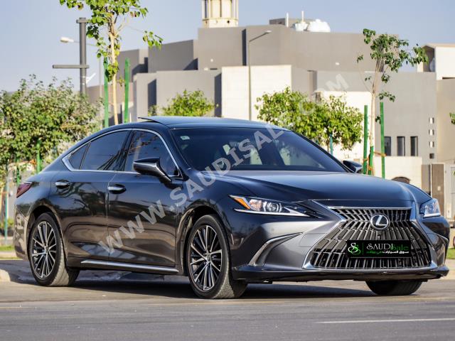 2022 لكزس إي إس 350
