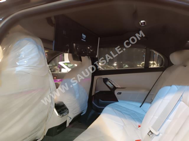 2023 بي ام دبليو الفئة السابعة 735 إل أي