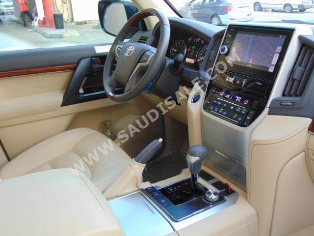 2016 Toyota Land Cruiser GXR