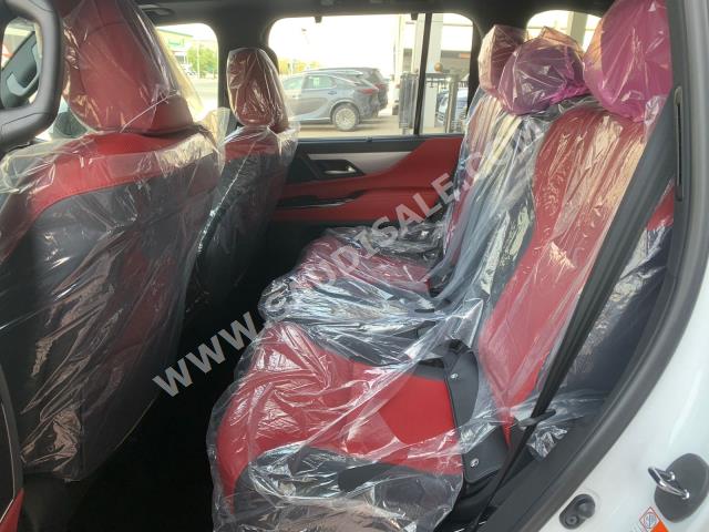 2023 لكزس إل إكس 600 إف