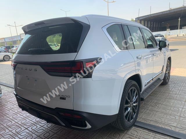 2023 لكزس إل إكس 600 إف