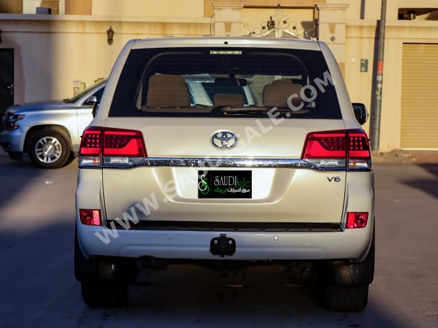 2016 تويوتا لاند كروزر جي اكس