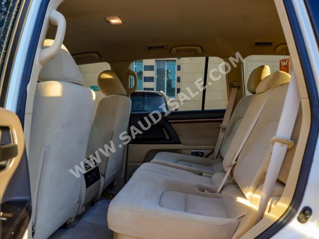 2016 تويوتا لاند كروزر جي اكس