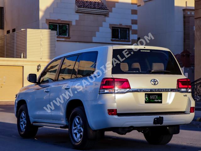 2016 تويوتا لاند كروزر جي اكس