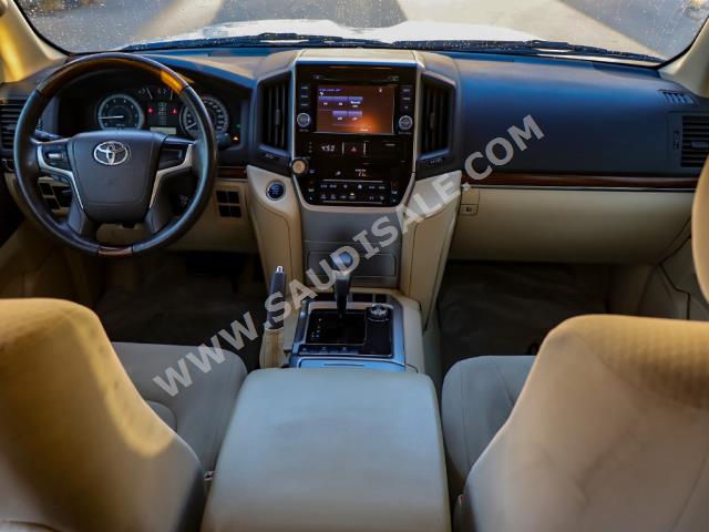 2016 تويوتا لاند كروزر جي اكس