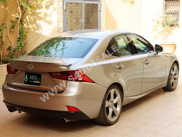 2016 لكزس إي إس 300