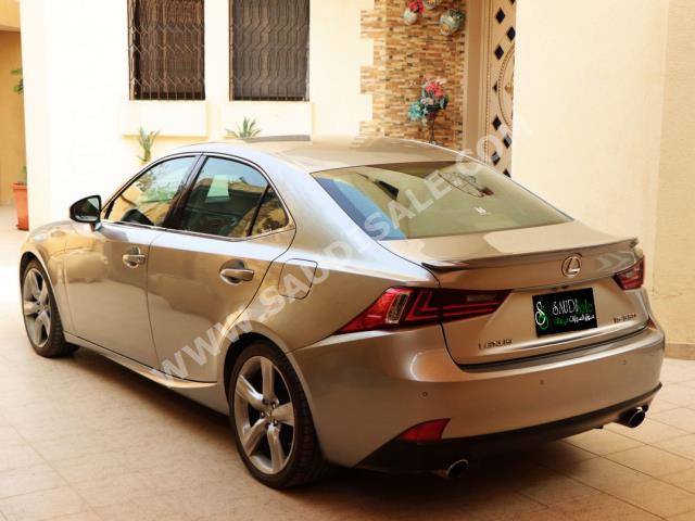 2016 لكزس إي إس 300