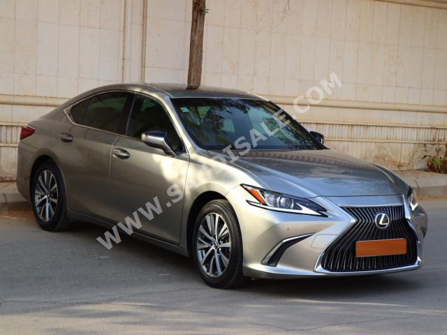 2019 لكزس إي إس 250
