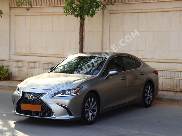 2019 لكزس إي إس 250