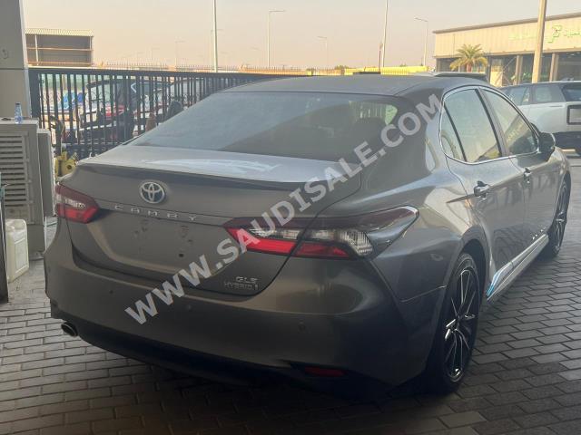 2023 تويوتا كامري جي ال اي