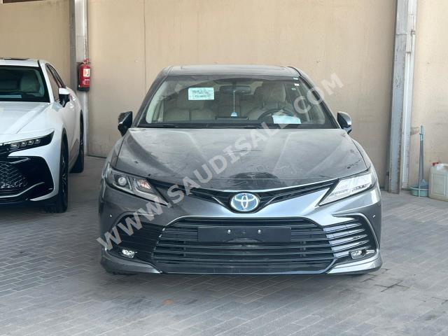 2023 تويوتا كامري جي ال اي