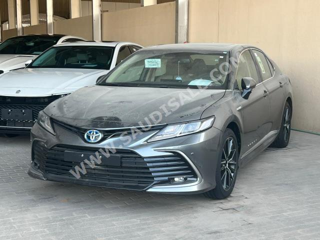 2023 تويوتا كامري جي ال اي