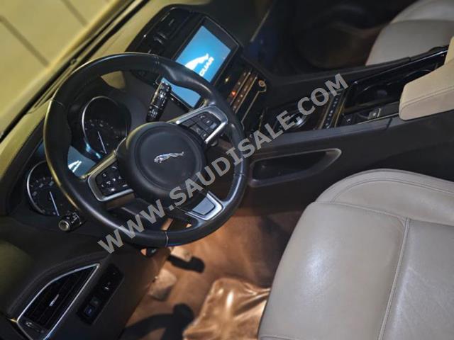 2020 جاكوار اف-بيس