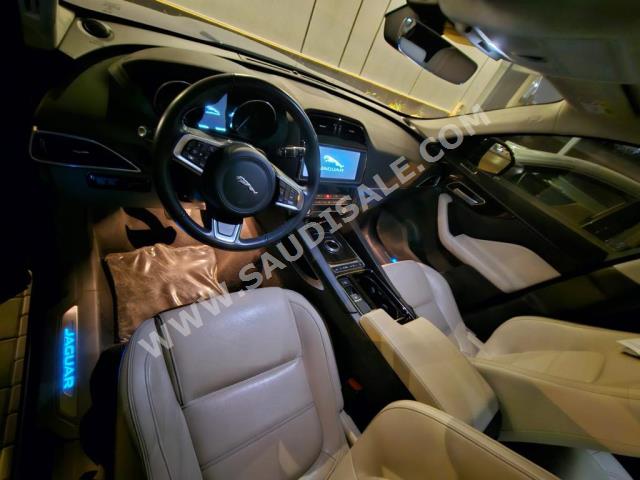 2020 جاكوار اف-بيس