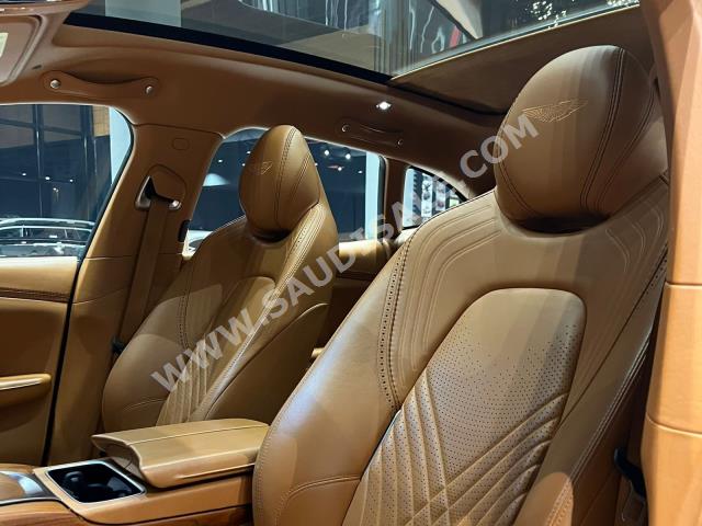 2021 استون مارتن دي بي اكس