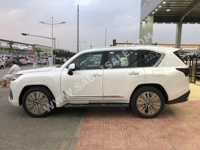 2023 لكزس إل إكس 600