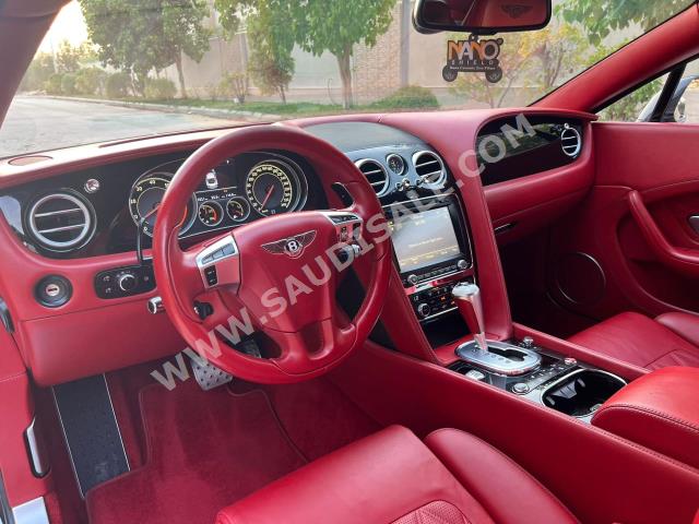 2015 بنتلي جي تي في 8 اس