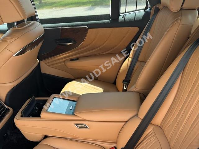 2023 لكزس إل إس 500