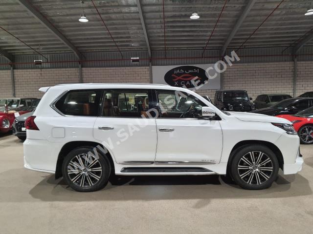 2017 لكزس إل إكس 570 اس