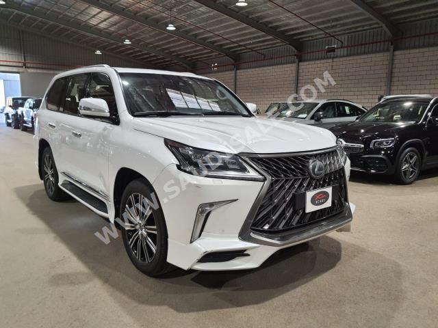 2017 لكزس إل إكس 570 اس