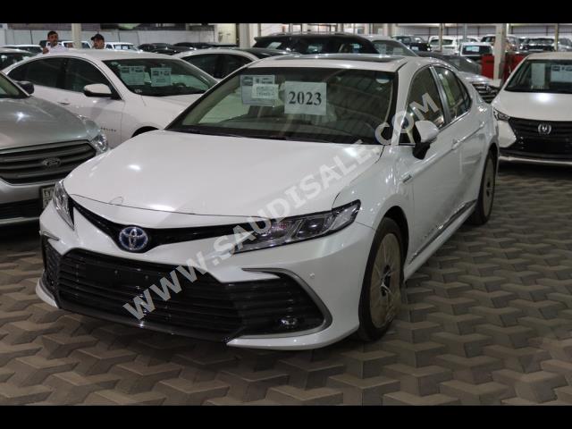 2023 تويوتا كامري جي ال اي