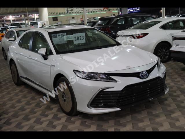 2023 تويوتا كامري جي ال اي