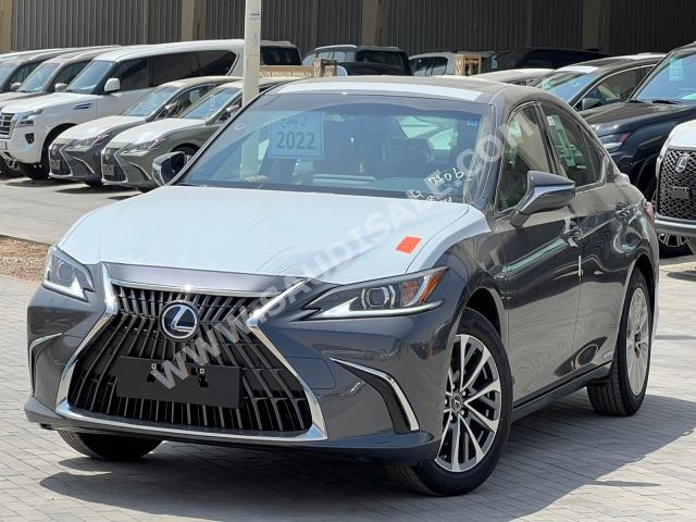 2022 لكزس إي إس 300