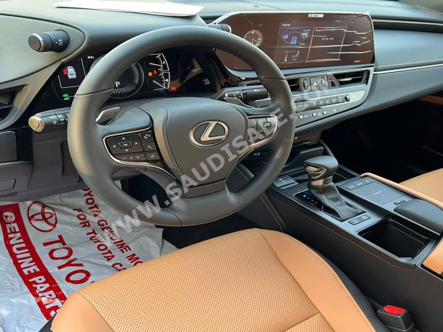 2022 لكزس إي إس 300