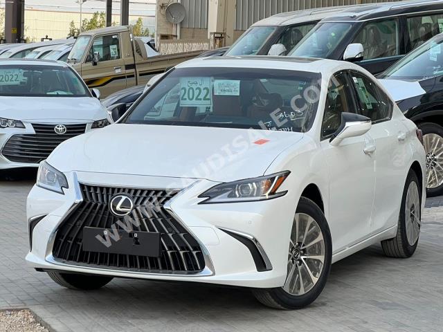 2022 لكزس إي إس 250